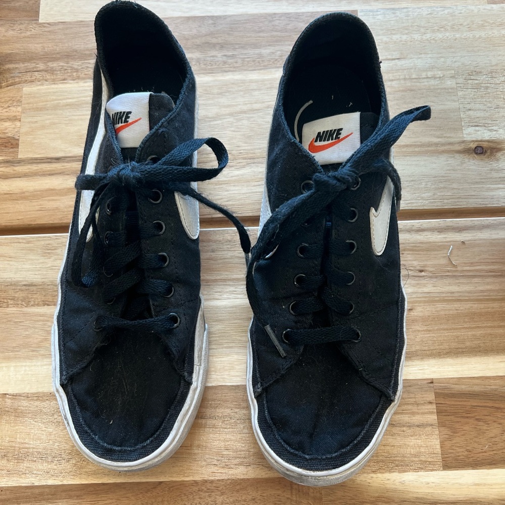 Nike mens’ size 8.5 black and white athletic‎ sneakers